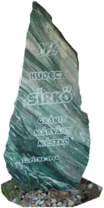 A Hudecz sírkő: zöld erezett márvány álló kő, rajta a felirat: Hudecz sírkő, gránit, márvány, mészkő